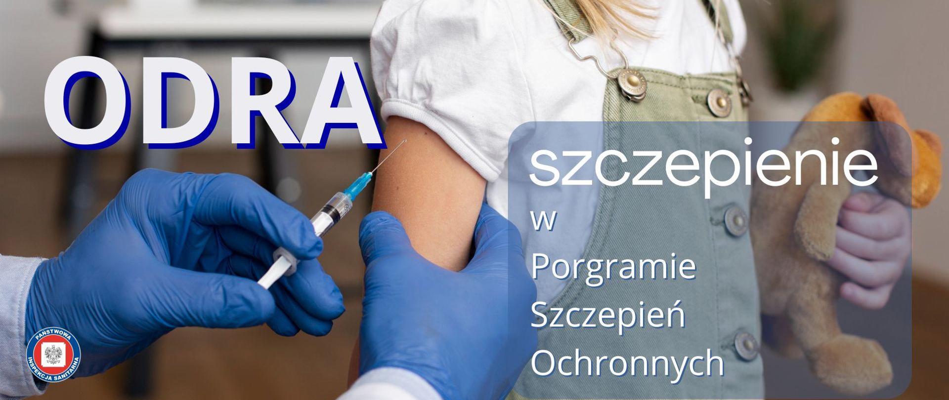 Lekarz w niebieskich rękawiczkach szczepiący dziecko