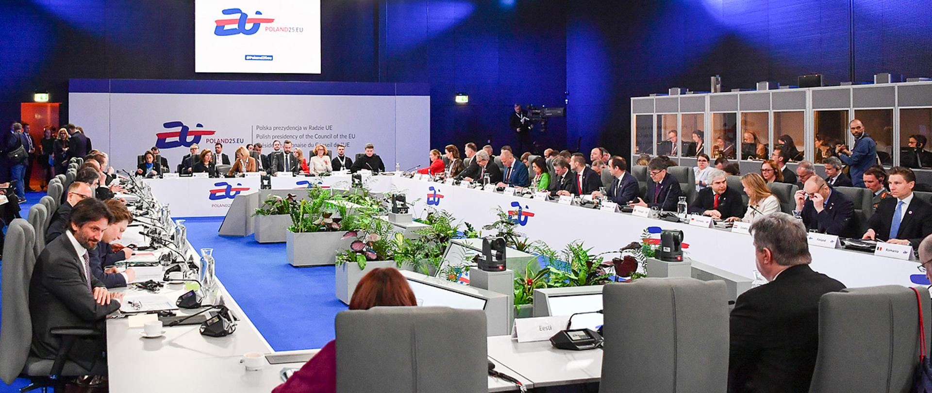 3 kwietnia br., wicepremier - minister obrony narodowej Władysław Kosiniak - Kamysz współprzewodniczy z Kają Kallas, wysoką przedstawiciel Unii do spraw zagranicznych i polityki bezpieczeństwa, obradom rady nieformalnej spraw zagranicznych UE z udziałem ministrów obrony (FAC). Rada nieformalna poświęcona jest pozycji Unii Europejskiej w nowej sytuacji międzynarodowej. Podczas obrad omówione zostaną możliwości pogłębienia współpracy pomiędzy krajami, jak również perspektywy wzmocnienia partnerstwa transatlantyckiego i sytuacja w Ukrainie.