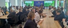 Zdjęcie przedstawiające uczniów i nauczycieli biorących udział w wykładzie na temat rolnictwa ekologicznego