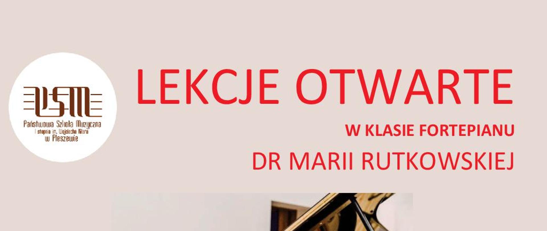 Jasne tło. Od góry w białym kółku brązowe logo PSM. Obok duży czerwony napis "Lekcje otwarte w klasie fortepianu dr Marii Rutkowskiej". Pod spotem zdjęcie pianistki p. Marii Rutkowskiej, która jest oparta na fortepianie z otwartą klapą. Pod spodem szczegółowe informacje dotyczące lekcji otwartych.