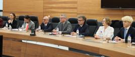Na zdjęciu wiceminister funduszy i polityki regionalnej Jacek Karnowski w towarzystwie innych uczestników spotkania