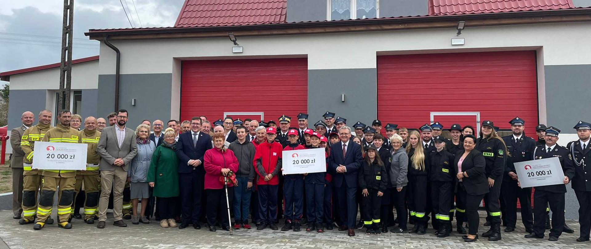Uroczysta zbiórka z okazji otwarcia nowego pomieszczenia garażowego w jednostce Ochotniczej Straży Pożarnej w Wierzchowie, a także otwarcia zmodernizowanej i rozbudowanej siedziby Ochotniczej Straży Pożarnej w Świerczynie