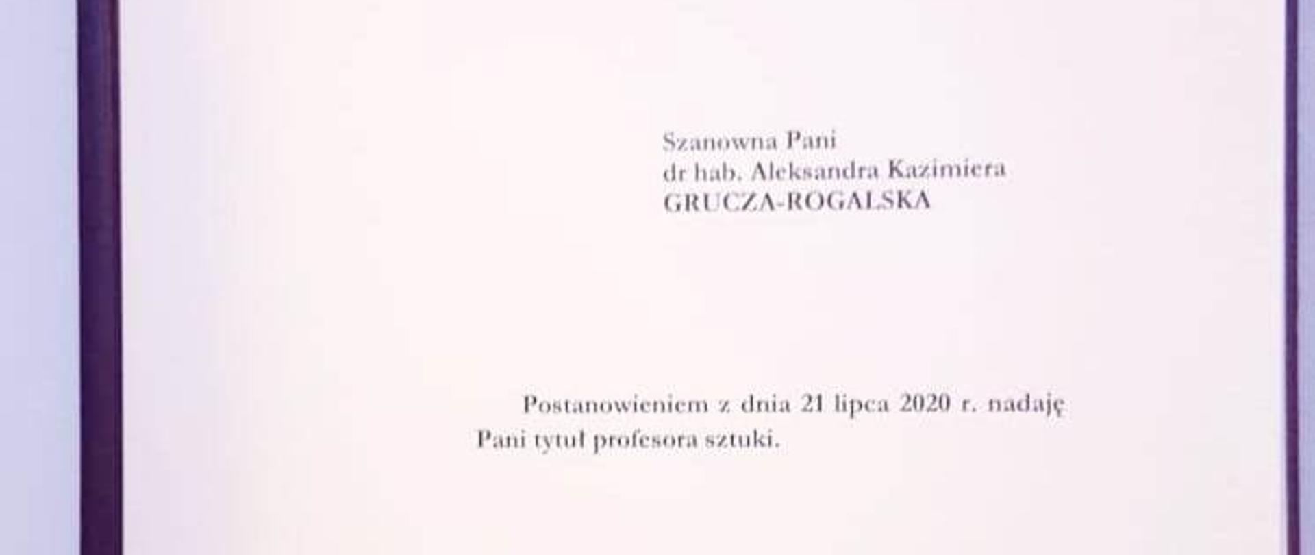 Na białej kartce zapis o nadaniu tytułu profesorskiego Aleksandrze Gruczy Rogalskiej