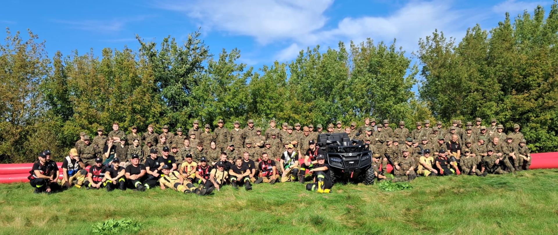 Wspólne zdjęcie łomżyńskich strażaków z żołnierzami wojsk obrony terytorialnej