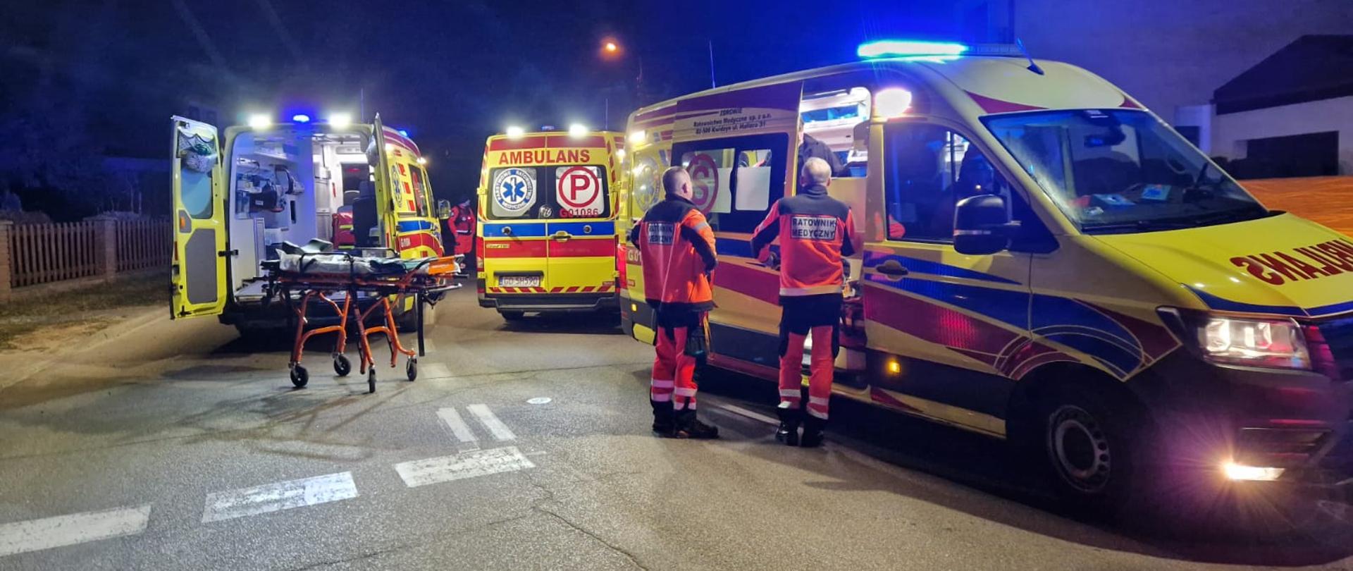 3 Karetki stoją na ulicy