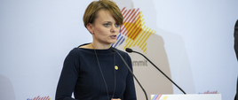 Minister Emilewicz przemawia na konferencji 