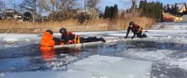 Pokaz ratownictwa lodowego na jez. Gieret, w miejscowości Giby.