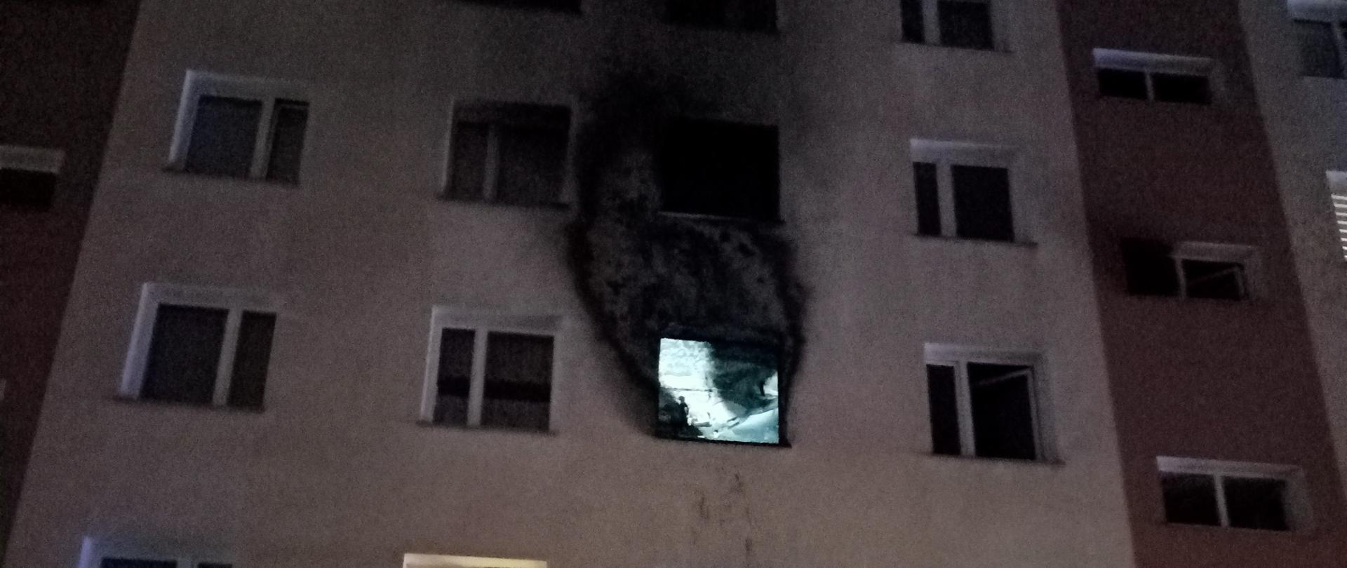 Pożar mieszkania w Koszalinie. Okopcona elewacja frontowa.