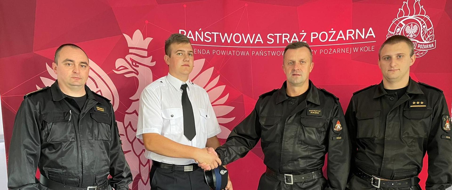 Zdjęcie przedstawia funkcjonariuszy oraz Komendanta KP PSP w Kole oraz druha ochotnika z OSP Karszew