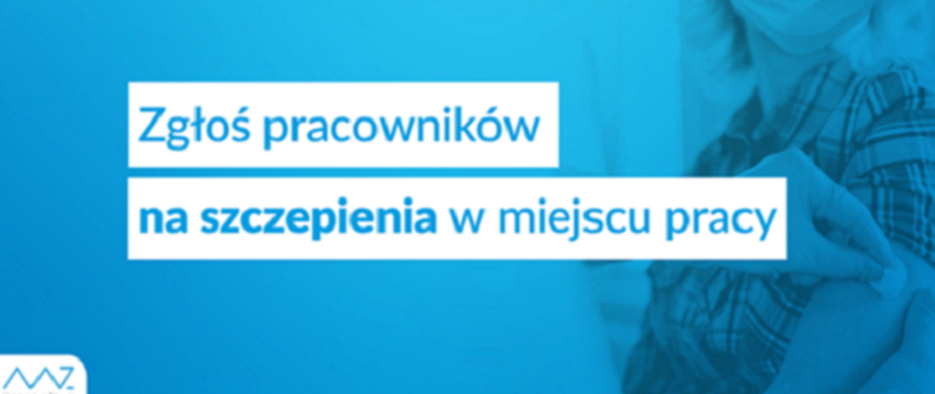 Zdjęcie przedstawia niebieski napis na białym tle "Zgłoś pracowników na szczepienia w miejscu pracy" w tle widać osobę wykonującą szczepienie