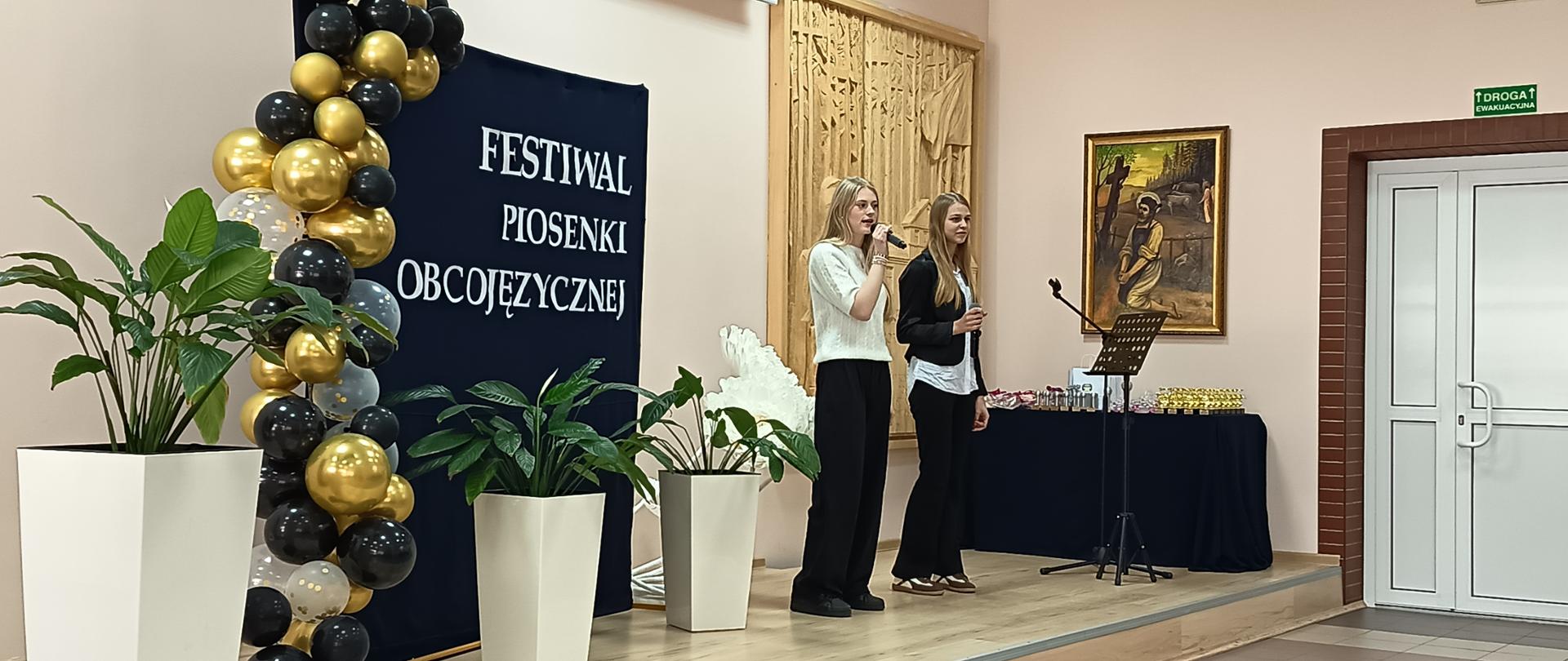 Uczennice ZSCKR w Rudce prezentują utwór muzyczny.