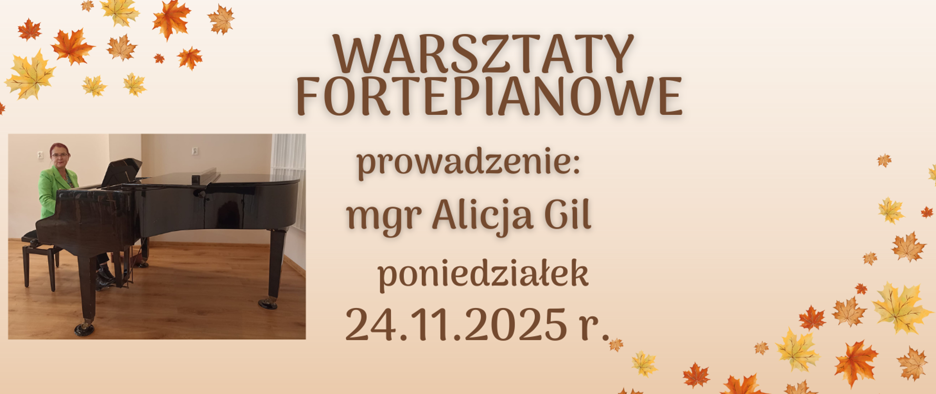 Grafika promująca warsztaty fortepianowe. Na jasnym tle z jesiennymi liśćmi znajduje się tekst: „Warsztaty fortepianowe, prowadzenie: mgr Alicja Gil, poniedziałek 24.11.2025 r.” Po lewej stronie zdjęcie osoby siedzącej przy dużym czarnym fortepianie w jasnym pomieszczeniu z drewnianą podłogą.