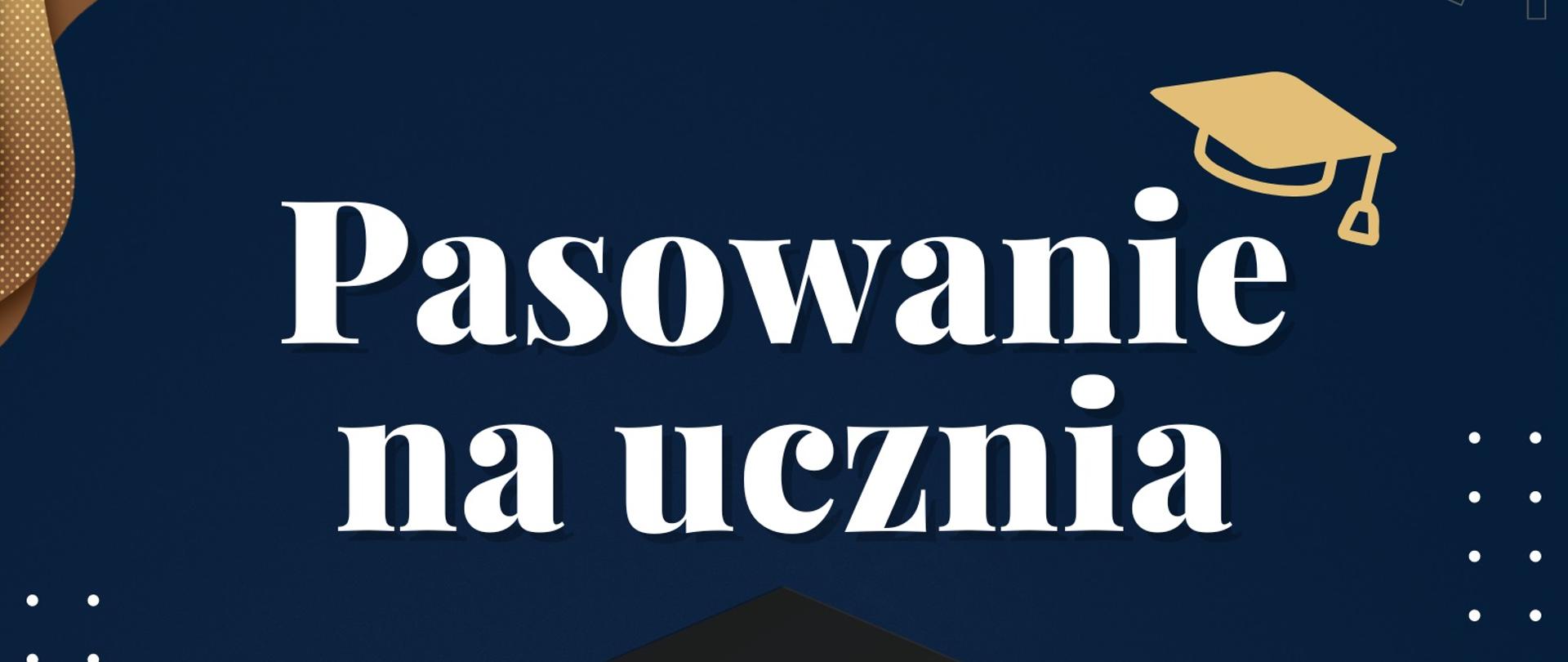 Granatowy plakat z biretami o treści Pasowanie na ucznia, środa 4.10.2023 godz. 17.00