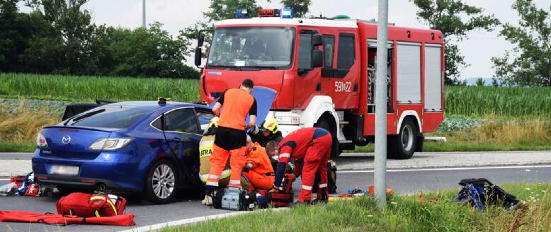 Samochody i ratownicy na drodze