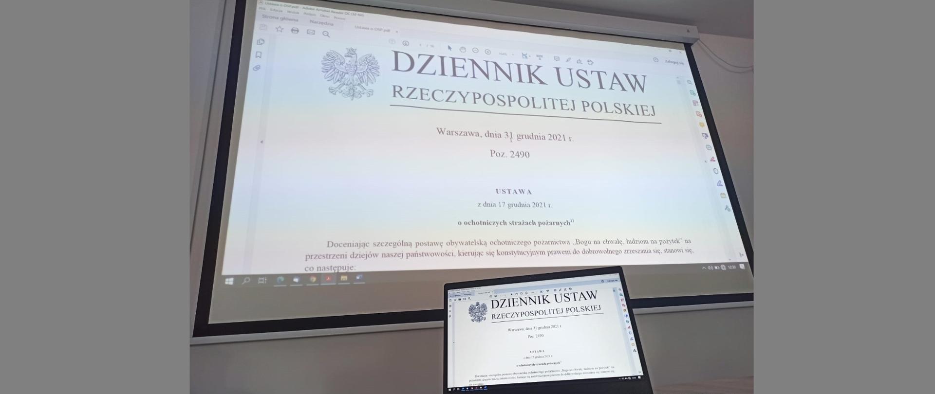 Zdjęcie przedstawia widok na ekran projektora multimedialnego z wyświetloną Ustawa o OSP