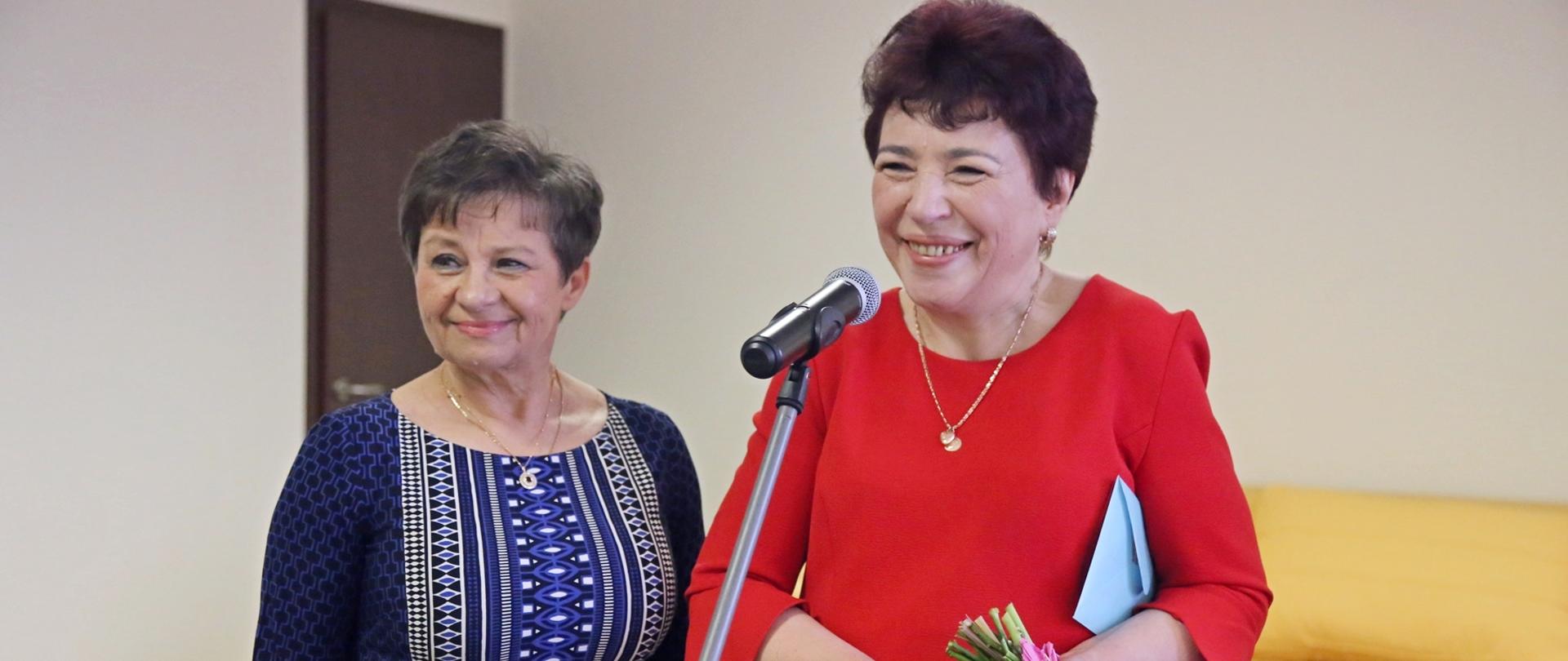 Na zdjęciu Panie przechodzące na emeryturę. Jedna z Pań trzyma w ręku bukiet kwiatów