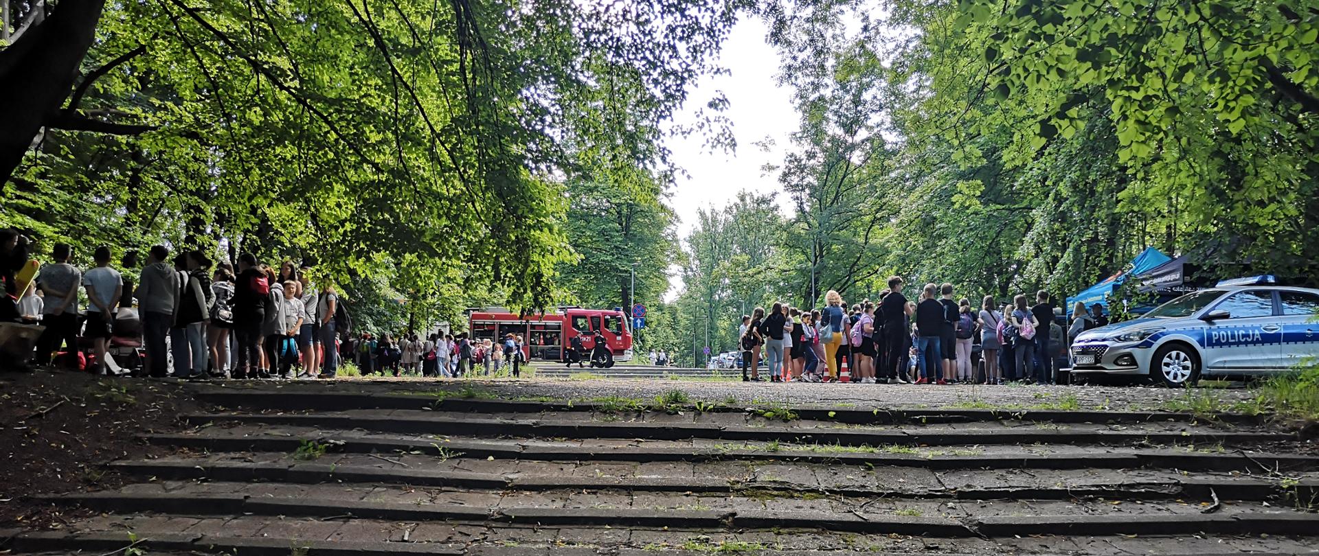 Zdjęcie przedstawia panoramę całego wydarzenia. W tle wóz strażacki. Na środkowym planie dzieci.