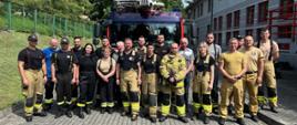 Strażacy ćwiczą przygotowanie zagadnienia z zakresu gaszenia pożarów wewnętrznych