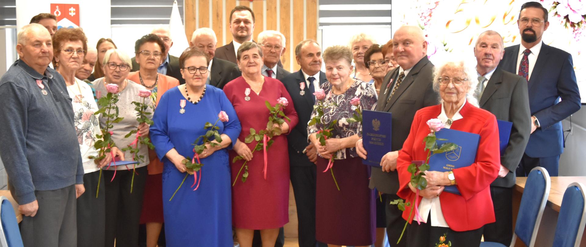 Na zdjęciu widać kobiety i mężczyzn