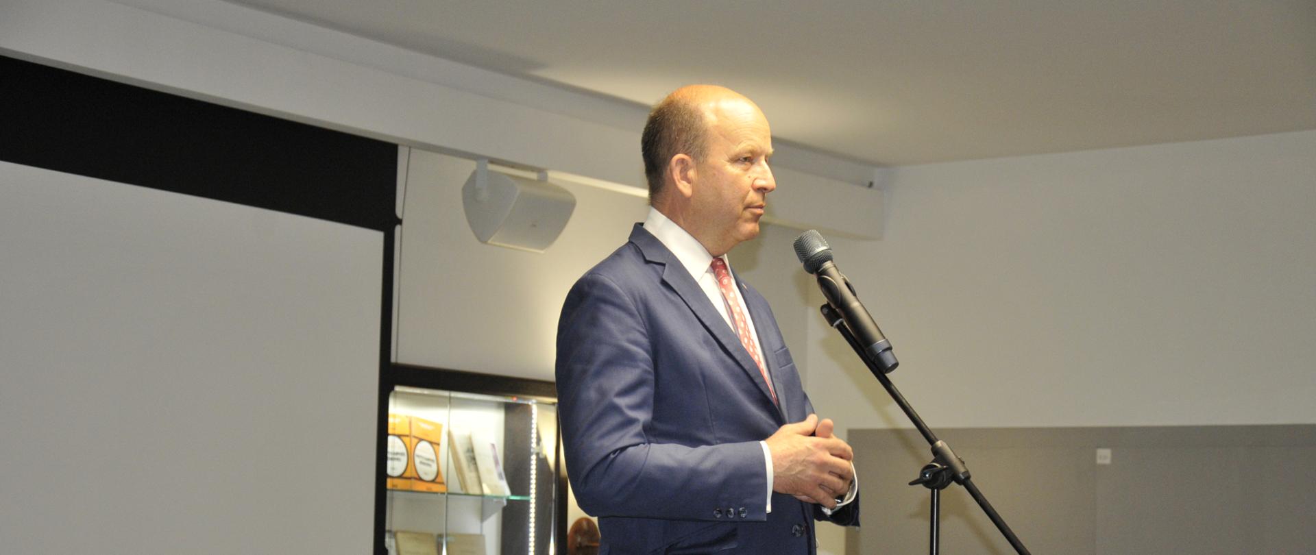 Wojewoda Mazowiecki przemawia podczas uroczystości obchodów 70 - lecia Warszawskiego Przedsiębiorstwa Geodezyjnego S.A.