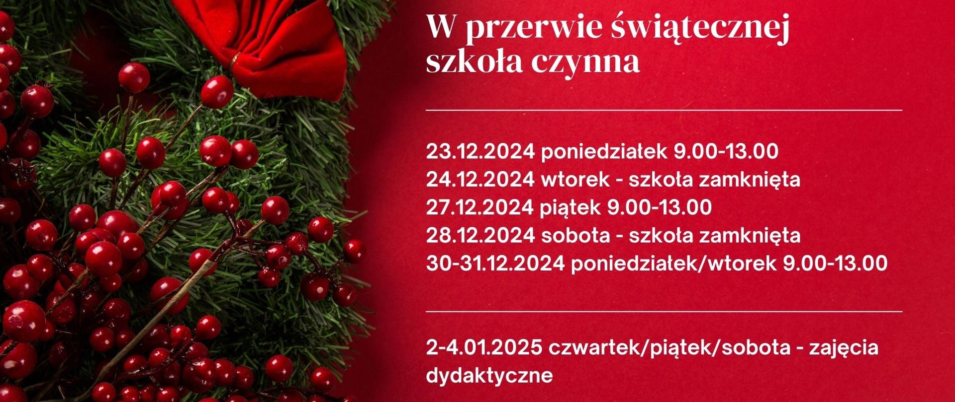 Karta przedstawiająca dni otwarcia szkoły w przerwie świątecznej z okazji Świąt Bożego Narodzenia i Nowego Roku 2025. Tło kartki jest czerwone, a lewą stronę ozdabia gałązka świerku i czerwonej jarzębiny. 