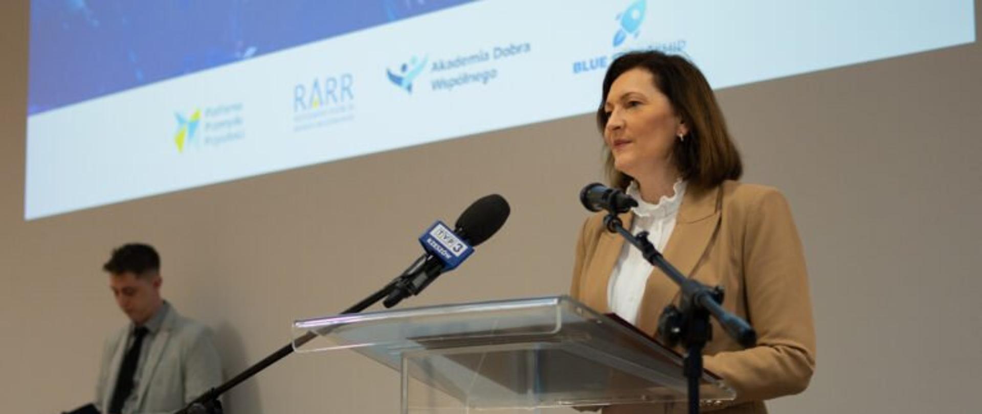 Wojewoda podkarpacki Ewa Leniart zabiera głos podczas spotkania informacyjnego na temat funduszy europejskich 