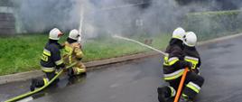 Strażacy gaszą pożar. Nauka uczestników kursu
