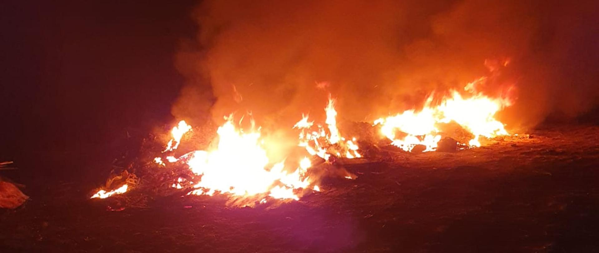 Na zdjęciu widać rozwinięty pożar części samochodowych 