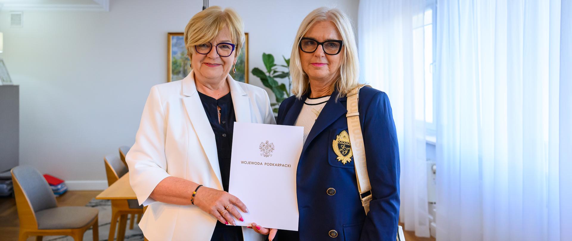 Zdjęcie przedstawia wojewodę podkarpackiego i konsultanta wojewódzkiego w ochronie zdrowia