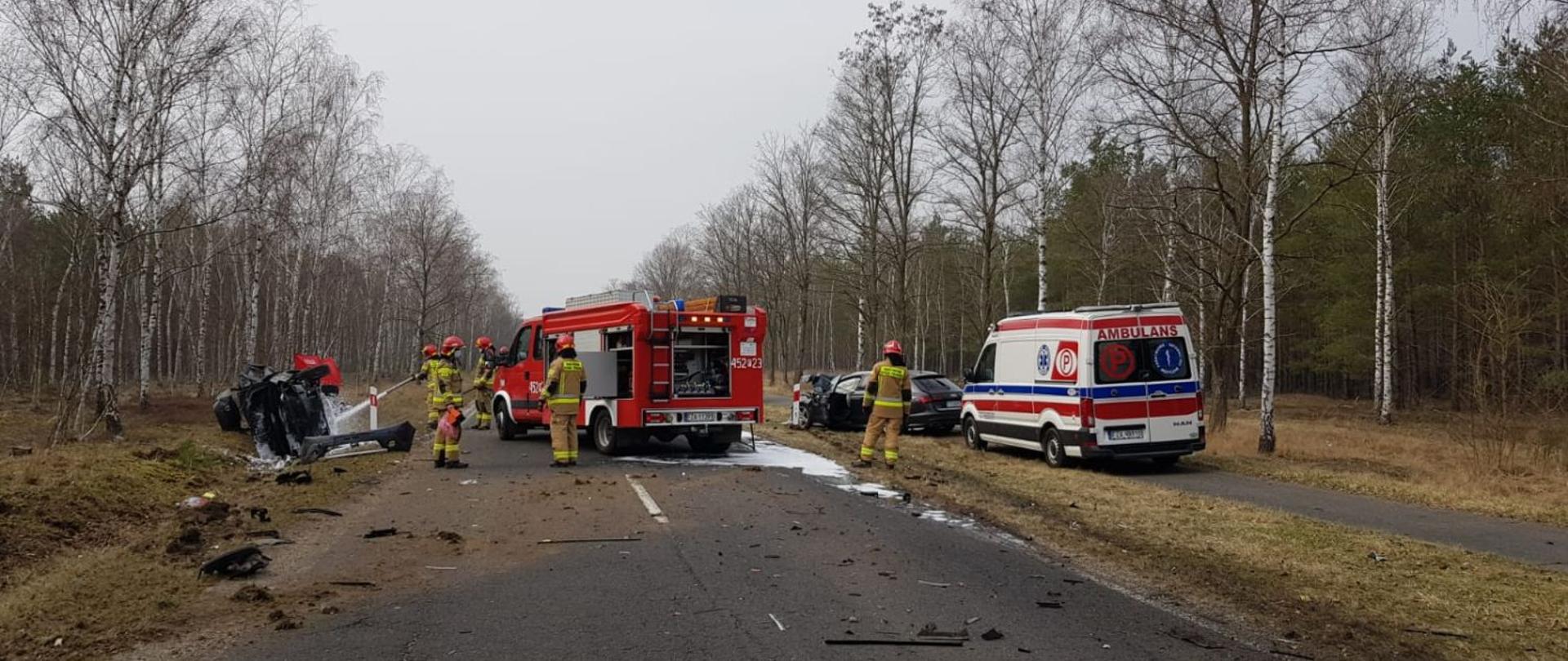 Na drodze wojewódzkiej numer dwieście osiemdziesiąt dziewięć wyniku niedostosowania prędkości przez jednego kierującego samochodem osobowym nastąpiło zderzenie czołowe z drugim samochodem osobowym. Droga nieprzejezdna strażacy z Jednostki Ratowniczo-Gaśniczej z Lubska i strażacy OSP z Brodów udzielają pomocy osobą poszkodowanym. Strażak z zastępu GLBA zabezpiecza pojazdy z wypadku w postaci położenia wokół nich poduszki z piany ciężkiej.
