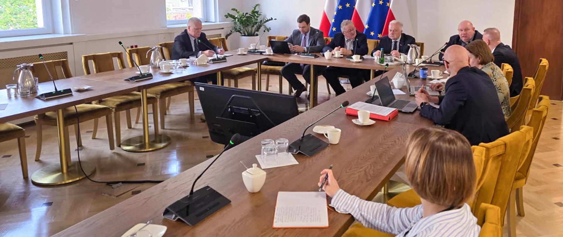 Zespół Zarządzania Kryzysowego pod przewodnictwem Ministra Czesława Siekierskiego (fot. MRiRW)