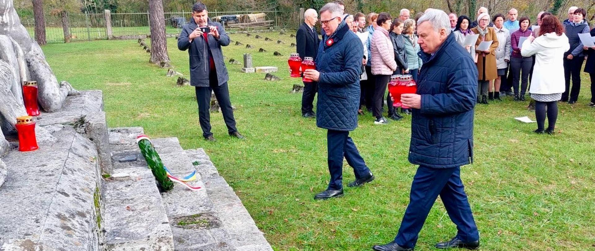 Poljski in ukrajinski veleposlanik v Sloveniji Krzysztof Olendzki in Andrij Taran sta ob 105. obletnici zaključka prve svetovne vojne položila skupni venec ter prižgala sveče pri osrednjem spomeniku na vojaškem pokopališču iz prve svetovne vojne na Ločah pri Tolminu.