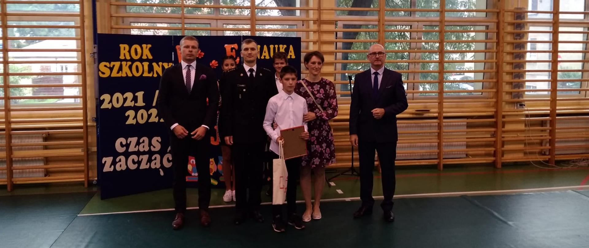 Widoczny laureat, zastępca KP PSP w Kępnie podczas wręczania nagrody i dyplomu