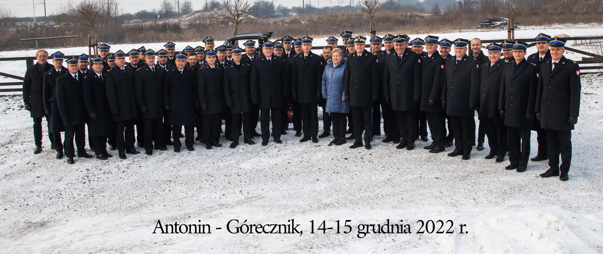 Zdjęcie grupowe, plener śnieżny, ubrania zimowe