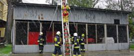 Zastęp OSP w czasie sprawiania drabiny przystawnej.