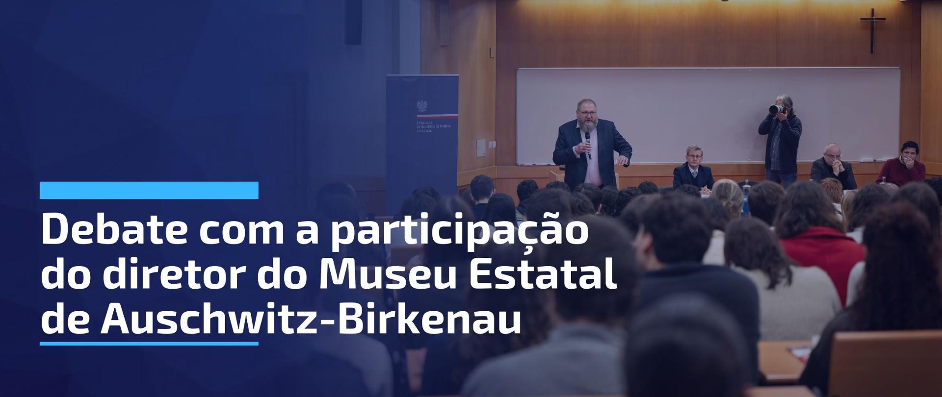 A foto mostra um homem a falar para uma grande plateia num auditório.