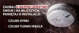 Na zdjęciu widać czujkę dymu. Po lewej stronie białe litery na ciemnym tle tworzące napis "Zadbaj o bezpieczeństwo swoje i najbliższych. Pamiętaj o instalacji czujek dymu oraz czujek tlenku węgla.