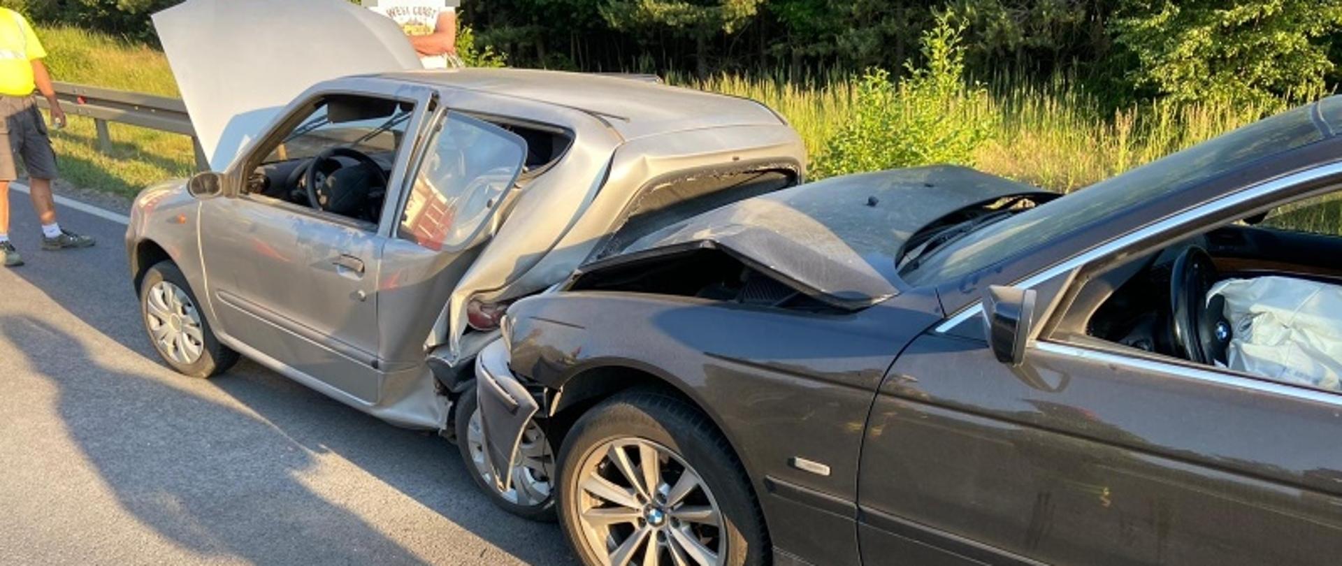 Na zdjęciu widać rozbite pojazdy 