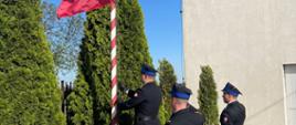 Zdjęcie przedstawia strażaków Państwowej Straży Pożarnej w Radziejowie podczas uroczystego podnoszenia Flagi Państwowej 