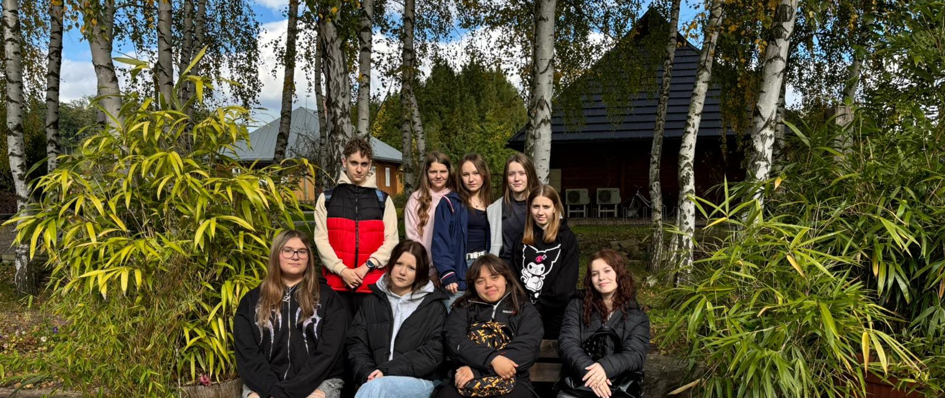 Uczestnicy wycieczki w otoczeniu roślin i architektury ogrodowej w Arboretum w Bolestraszycach