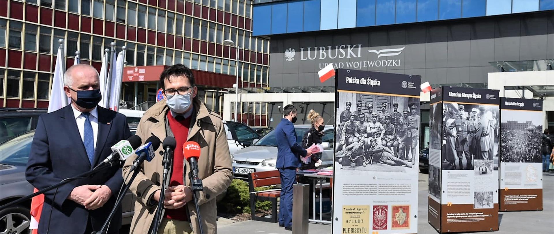 Wojewoda lubuski Władysław Dajczak wspólnie z naczelnikiem Oddziałowego Biura Badań Historycznych IPN w Szczecinie dr hab. Sebastianem Ligarskim w czasie otwarcia wystawy plenerowej pt. „Powstania śląskie 1919-1921”. W tle widok na wystawę i siedzibę LUW