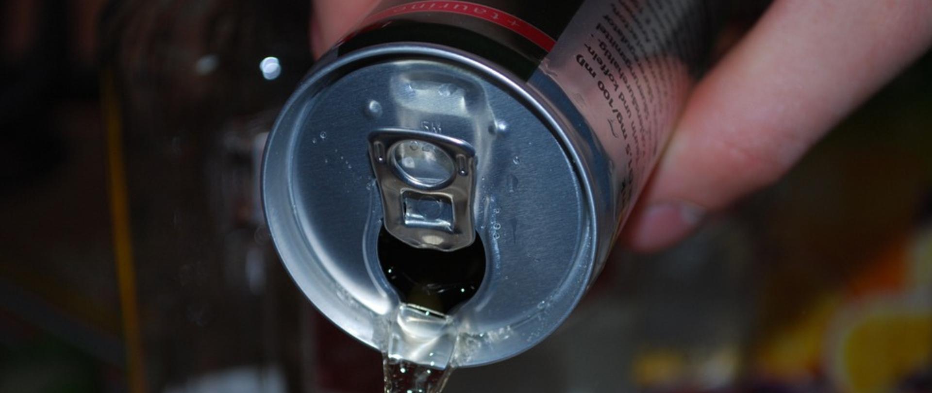 Grafika przedstawia wylewany z puszki napój