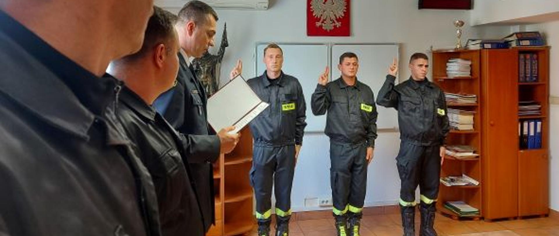Ślubowanie nowo zatrudnionych strażaków. 