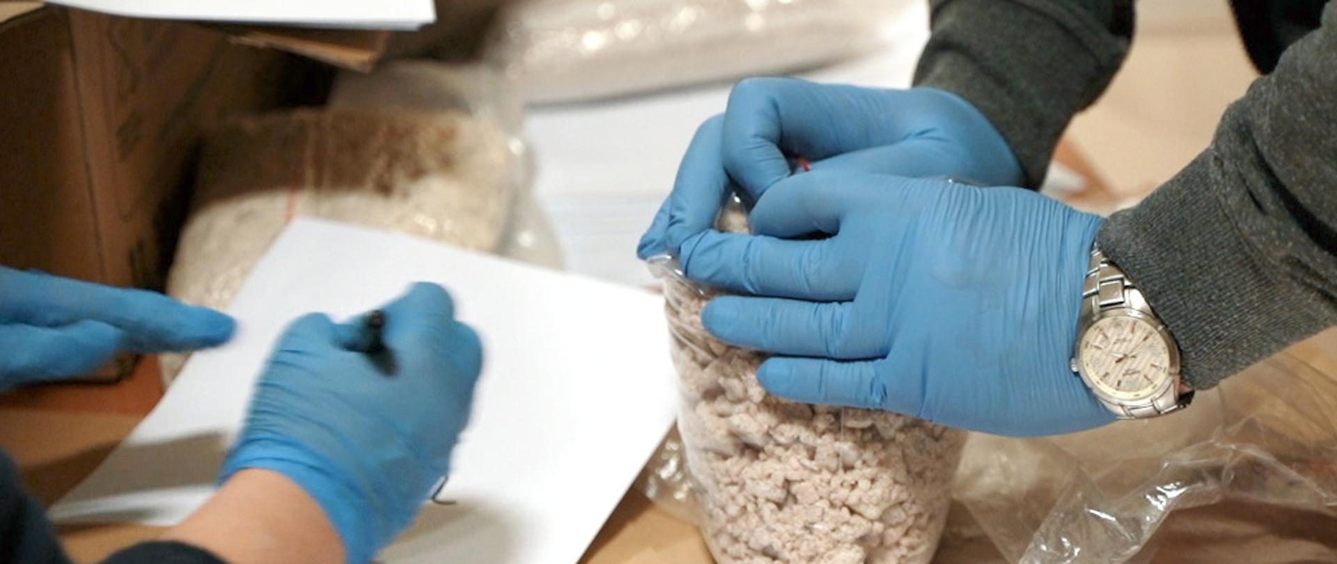 Mazowiecki pion PZ PK przejął 120 kg narkotyków - torebka z narkotykami