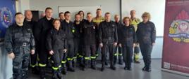 Zdjęcie przedstawia druhów OSP i komisję egzaminacyjną.