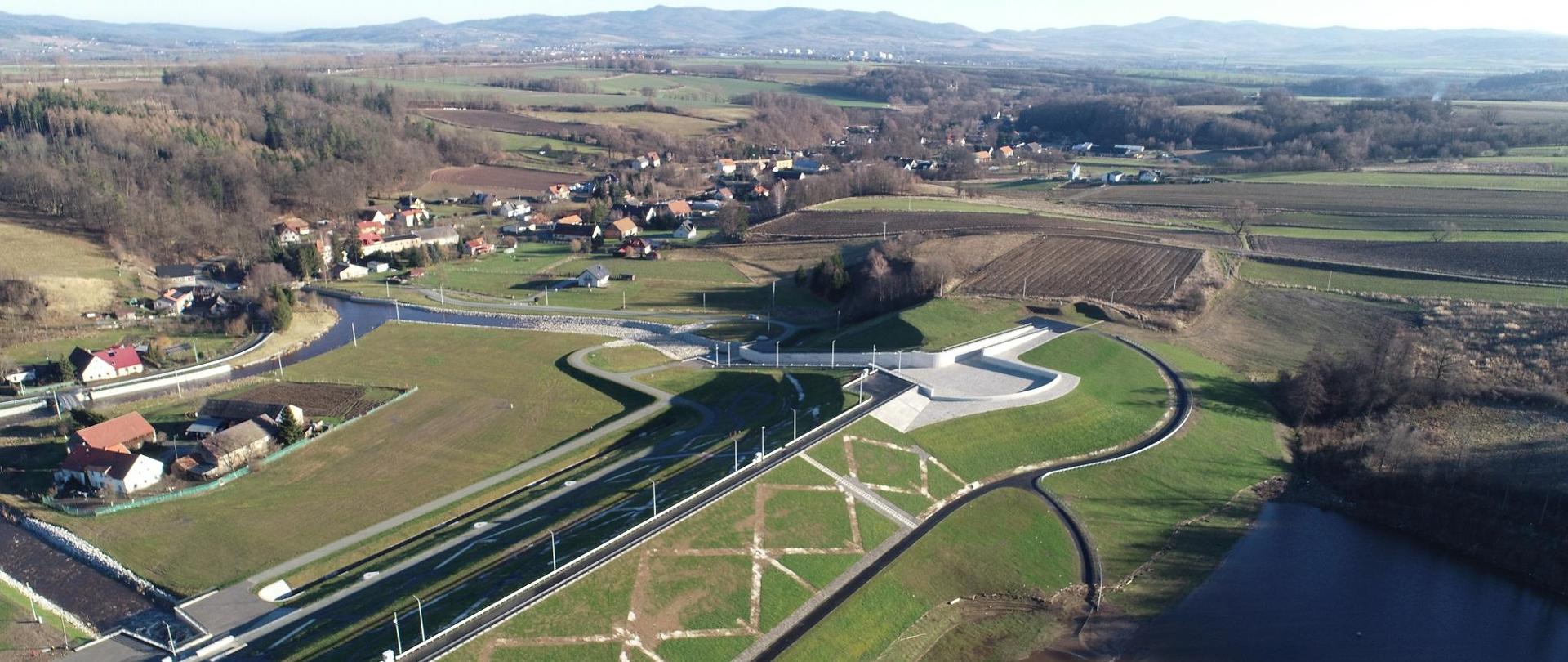 Suchy zbiornik przeciwpowodziowy na rzece Bystrzyca Dusznicka w miejscowości Szalejów Górny.