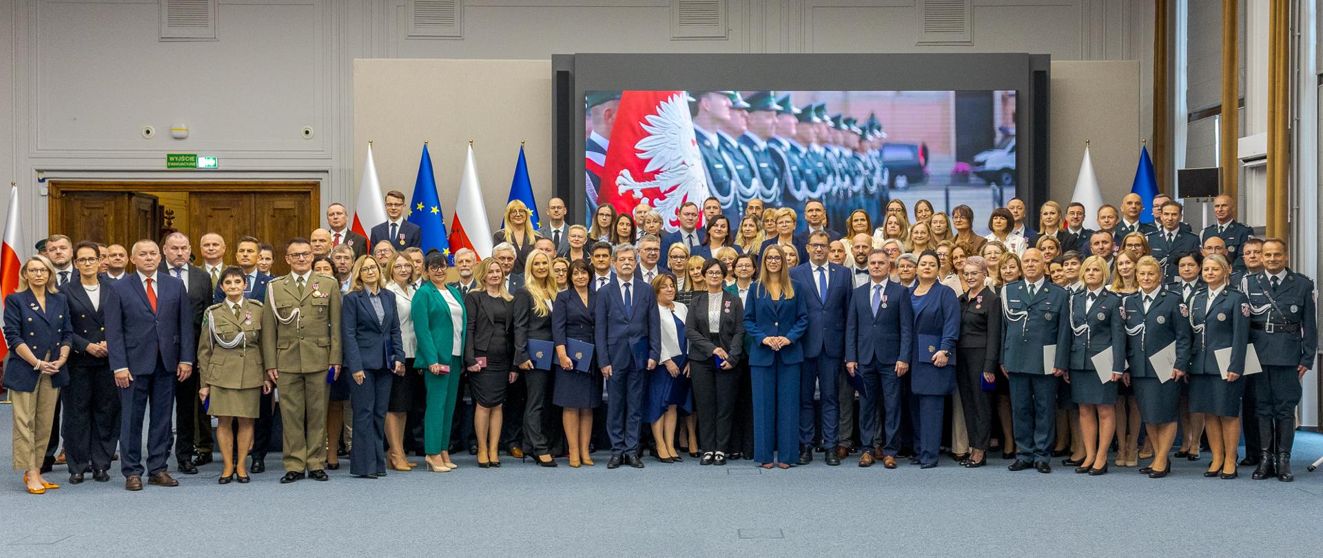 Centralne obchody Dnia Krajowej Administracji Skarbowej m.in. Minister Finansów i Gospodarki Andrzej Domański, wiceministrowie finansów: Szef KAS Marcin Łoboda, zastępca Szefa KAS Małgorzata Krok i zastępca Szefa KAS Zbigniew Stawicki. i inni uczestnicy centralnych obchodów Dnia Krajowej Administracji Skarbowej