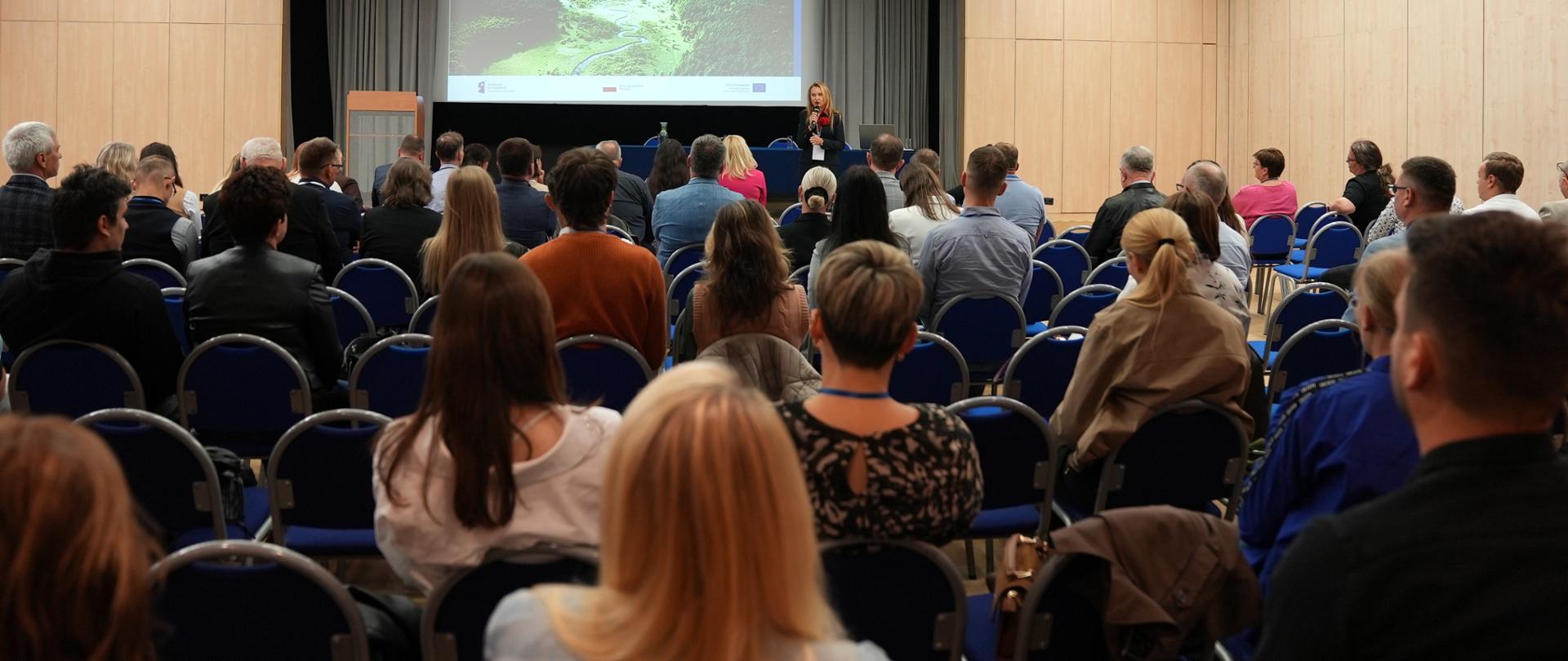 Blisko 500 przedstawicieli przedsiębiorstw wodociągowo-kanalizacyjnych oraz innych podmiotów dostarczających wodę uczestniczyło w bezpłatnych szkoleniach poświęconych nowym przepisom dotyczącym jakości wody przeznaczonej do spożycia przez ludzi. Spotkania, zorganizowane przez Wody Polskie we współpracy z Głównym Inspektoratem Sanitarnym, Ministerstwem Infrastruktury oraz Ministerstwem Zdrowia, odbyły się 11 i 14 września 2026 r. w Warszawie.