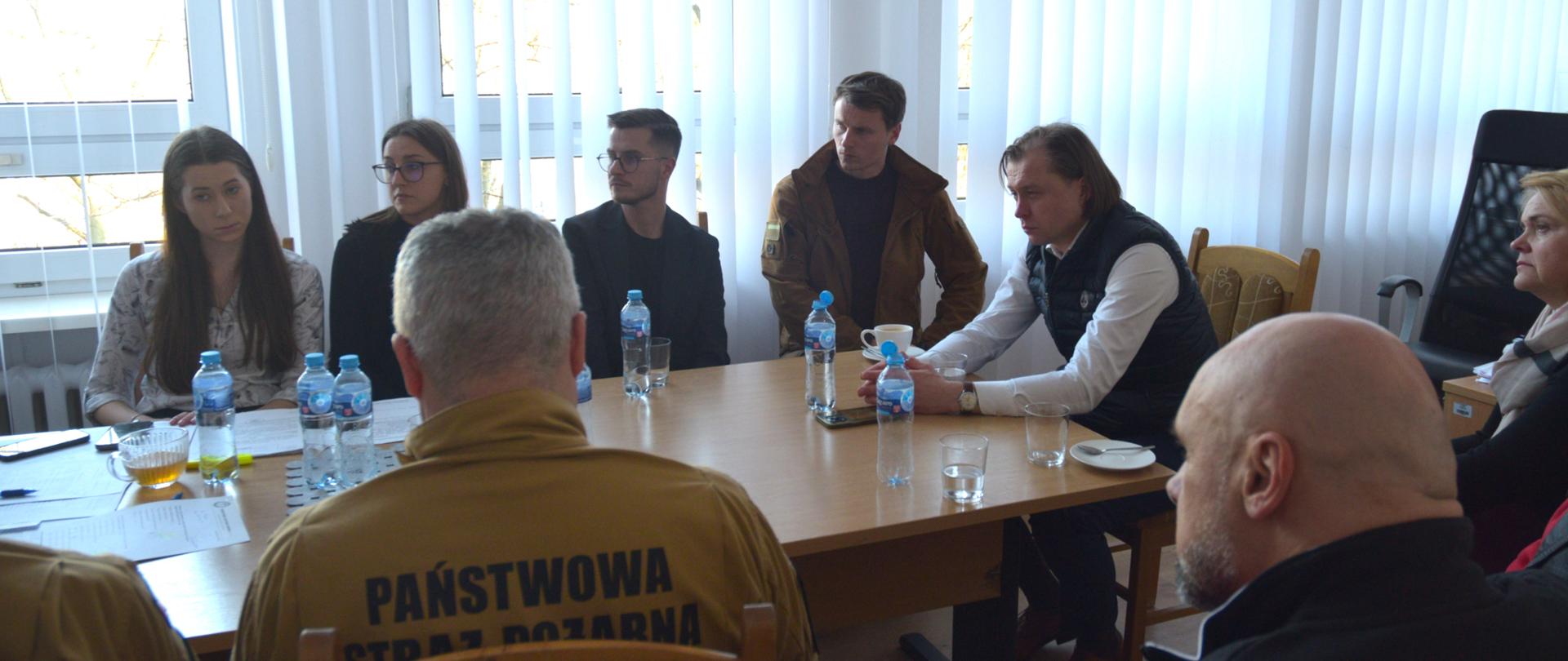 Na zdjęciu widać kobiety i mężczyzn