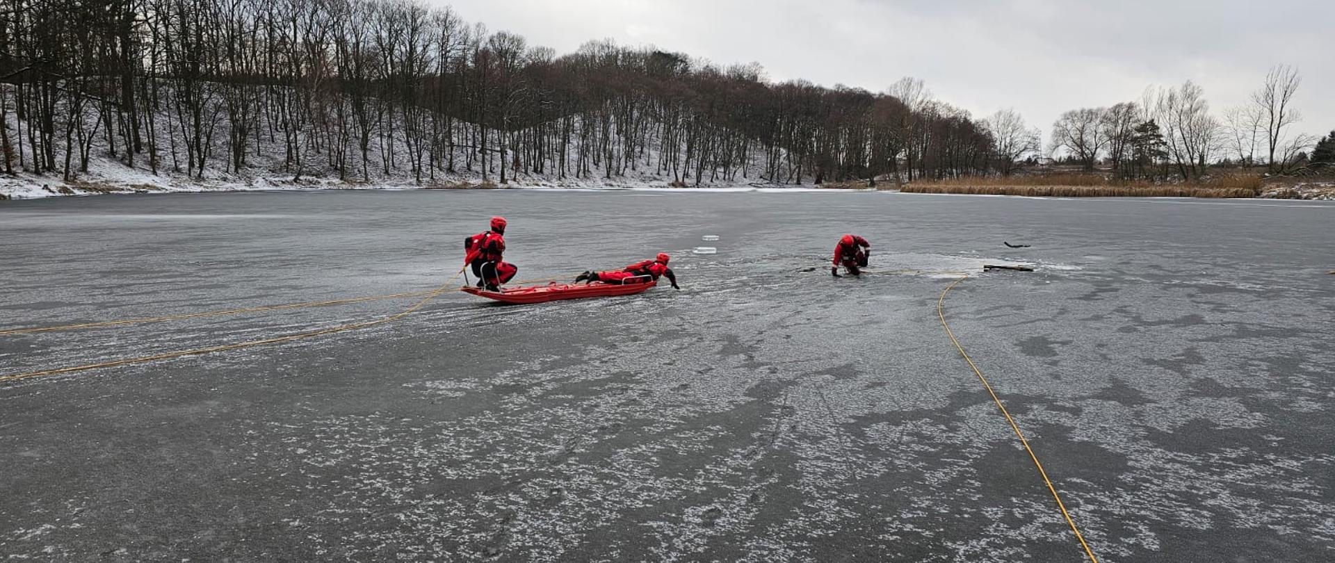 Bezpieczne ferie 2024. Ćwiczenia doskonalące z zakresu ratownictwa lodowego. 